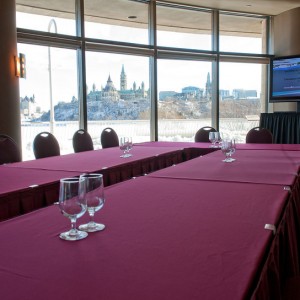 Une table dans le Salon de la Rivière