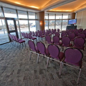 Des chaises dans le Salon de la Rivière