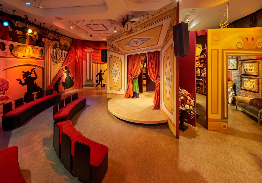 Une salle avec une scène et des chaises rouges située au Musée canadien de l'histoire à Ottawa.