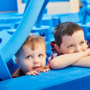 Enfants avec des morceaux de mousses bleus