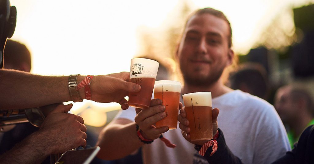 Prenant un verre de la bière