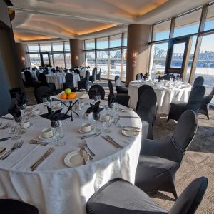 Des tables et des chaises dans le Salon de la Rivière