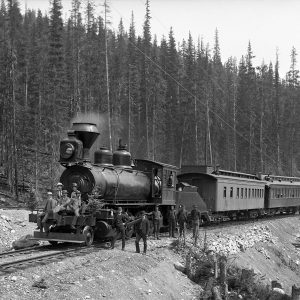 Locomotive de montagne pesant 100 tonnes sur la ligne du Canadien Pacifique