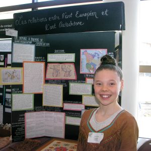 Une étudiante avec son projet