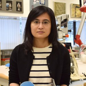 Une femme dans un laboratoire