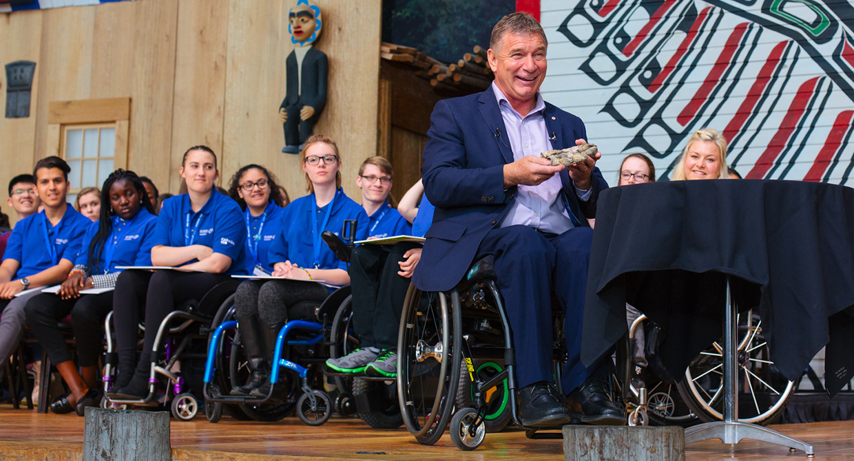 Rick Hansen avec un gant de sa Tournée mondiale