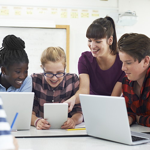 Étudiants adolescents avec leur enseignante