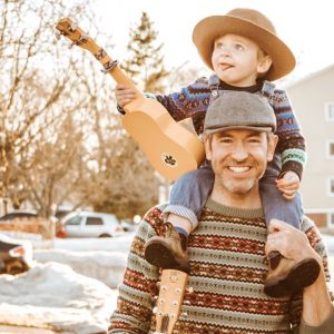 Père avec son fils sur ses épaules