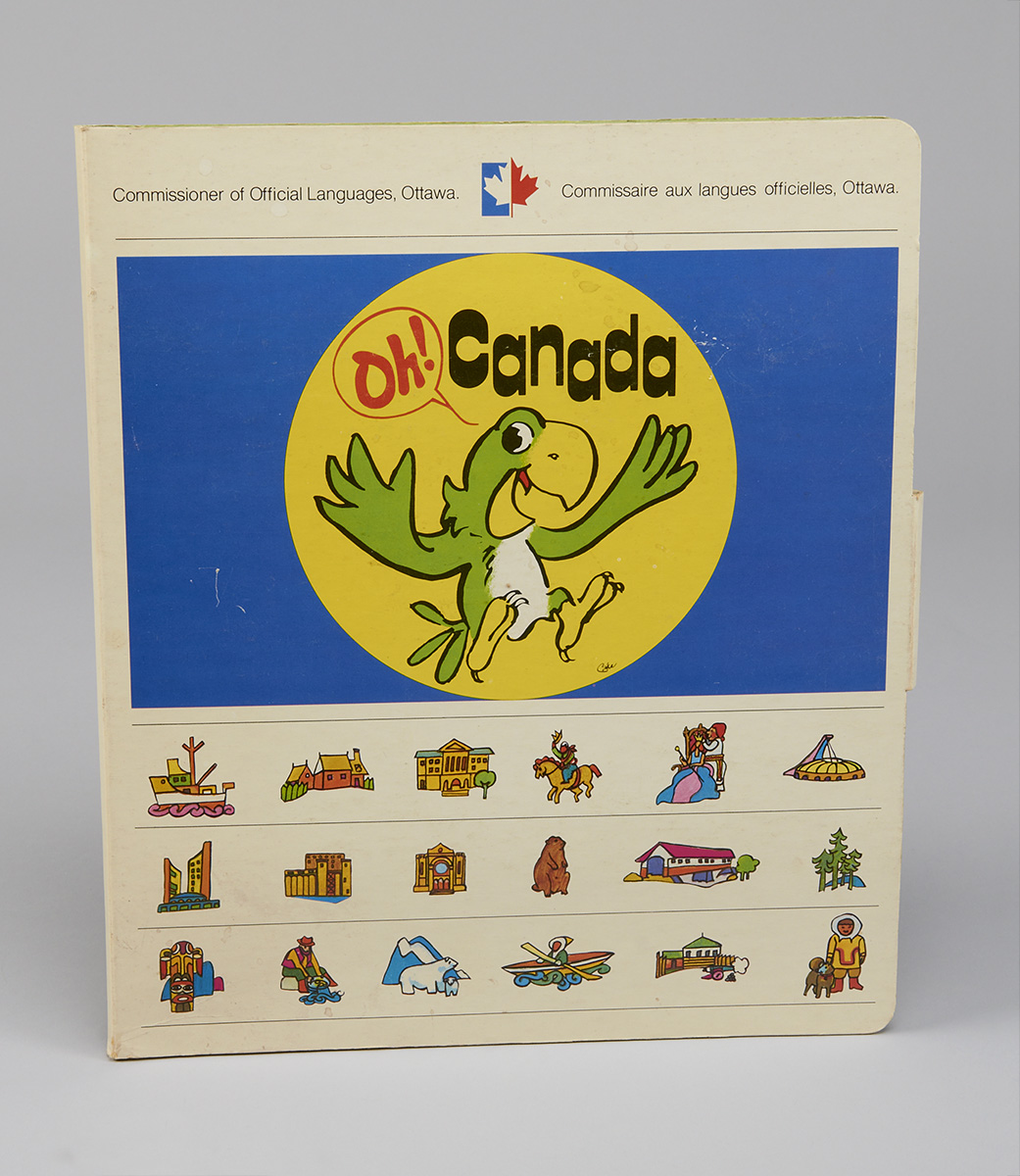 Un livre avec une photo d'un oiseau et une carte du Canada qui se trouve au Musée canadien de l'histoire à Ottawa.