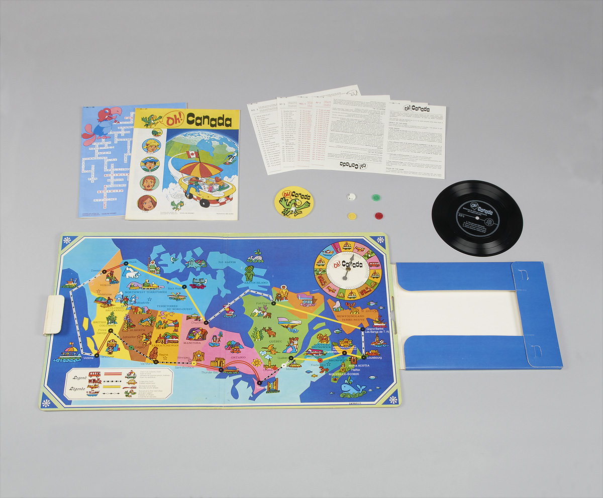 Une collection d'objets comprenant une carte, un disque et un CD à Ottawa au Musée canadien de l'histoire.