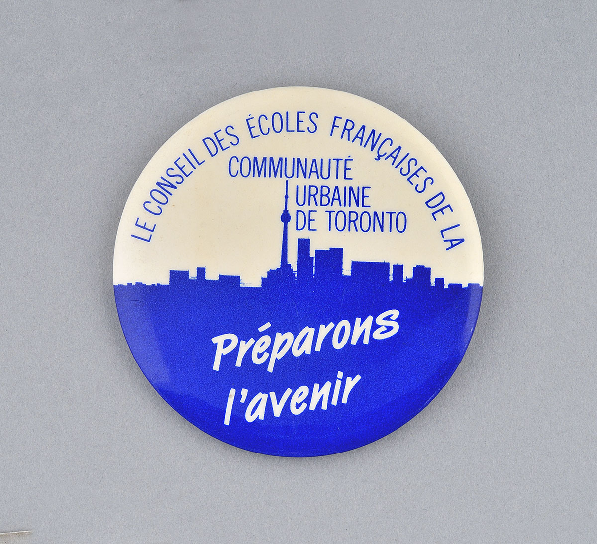 Un insigne bleu et blanc sur lequel figure un horizon de la ville, représentant le Musée canadien de l'histoire à Ottawa.
