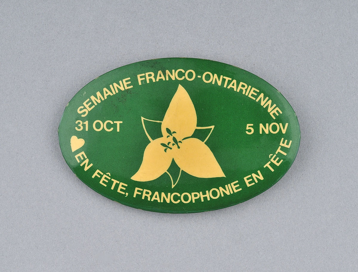 Un insigne avec une fleur dorée du Musée canadien de l'histoire à Ottawa.