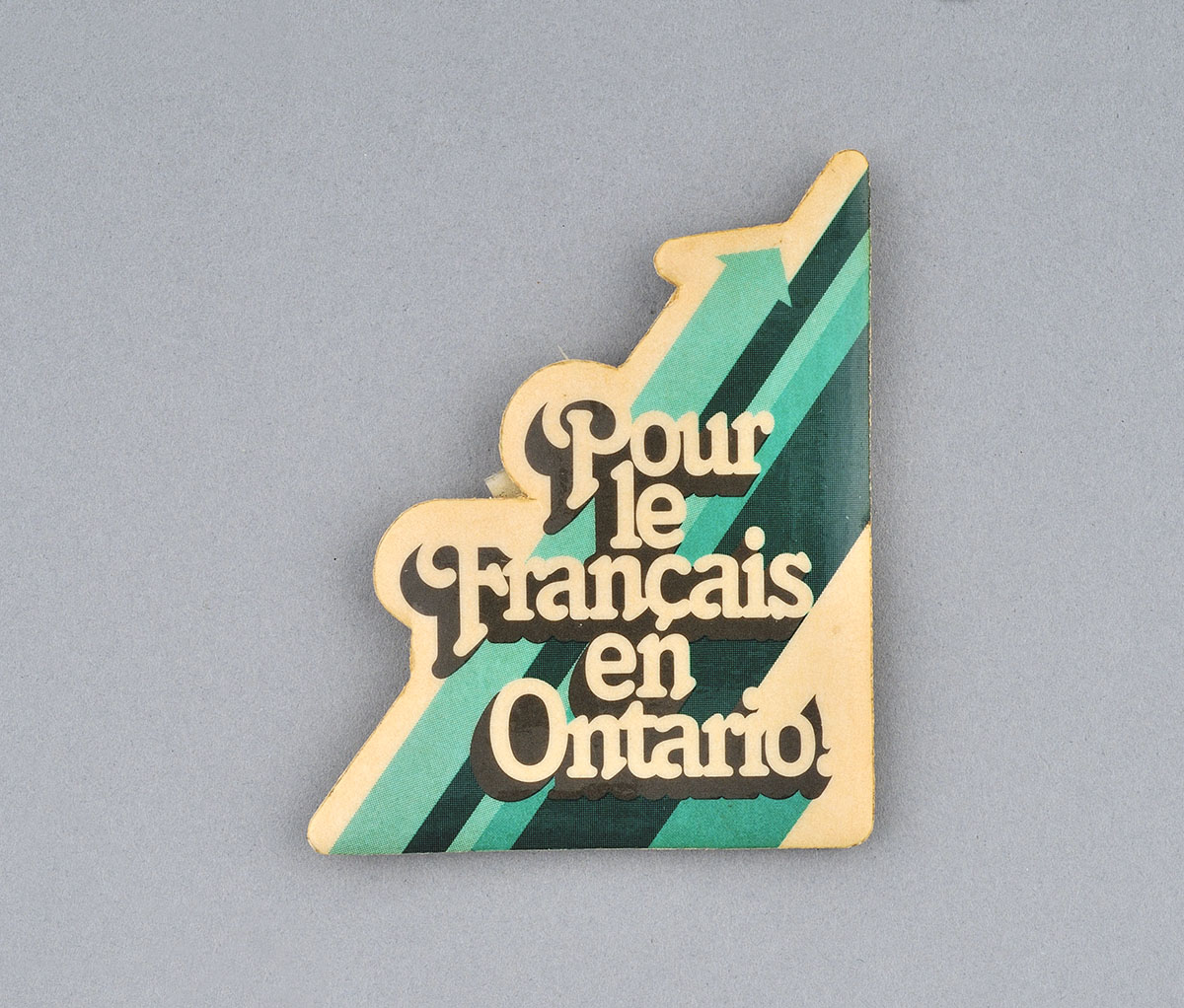 Une épinglette qui dit pour les françaises en Ontario, disponible au Musée canadien de l'histoire à Ottawa.