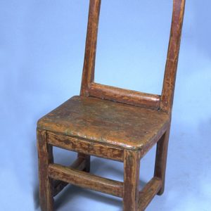 Chaise basse en bois rustique