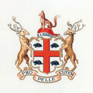 Armoiries représentant une croix rouge séparant quatre castors, accompagnée de deux élans se tenant debout sur les côtés et d’un renard positionné au-dessus