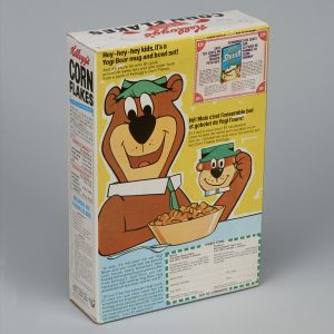 Derrière d’une boîte de céréales affichant un ours brun tenant une tasse et un bol de céréales, ainsi que du texte en anglais et en français