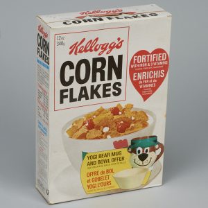 Boîte de céréales affichant un bol de Corn Flakes ainsi que du texte en anglais et en français