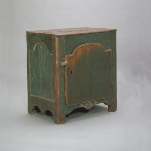 Petite armoire verte en bois usé et décoloré