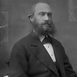 Photo en noir et blanc d’un homme barbu en costume