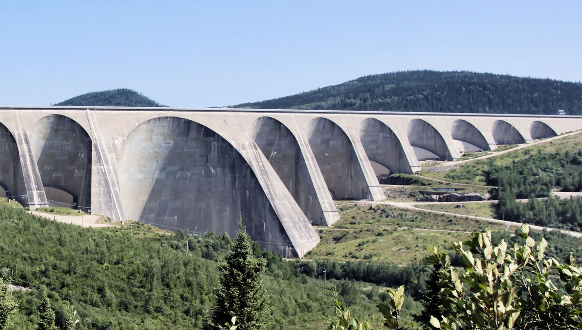 Un grand pont au-dessus d'une rivière à Ottawa, avec des arbres en arrière-plan.