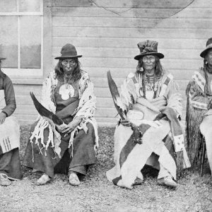 Photo en noir et blanc de quatre hommes autochtones assis