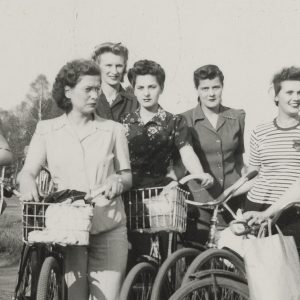 Un groupe de jeunes femmes et leurs bicyclettes