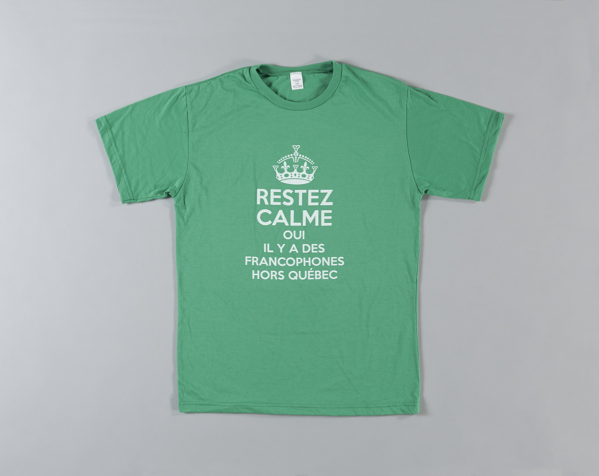 Un t-shirt vert portant l'inscription « Restez Calme » acheté au Musée canadien de l'histoire à Ottawa.