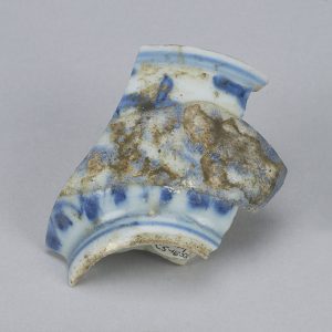 Fragment d’un bol en porcelaine blanche avec des motifs bleus