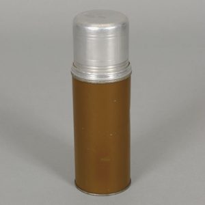 Une bouteille isotherme brune avec un couvercle argenté