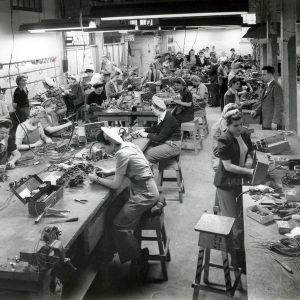 Des femmes travaillant dans une usine pendant la guerre