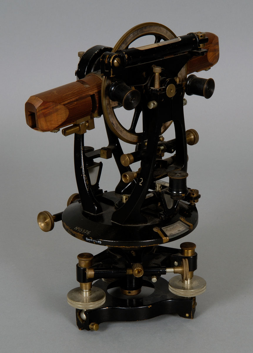 Un sextant antique sur un stand exposé au Musée canadien de l'histoire à Ottawa.
