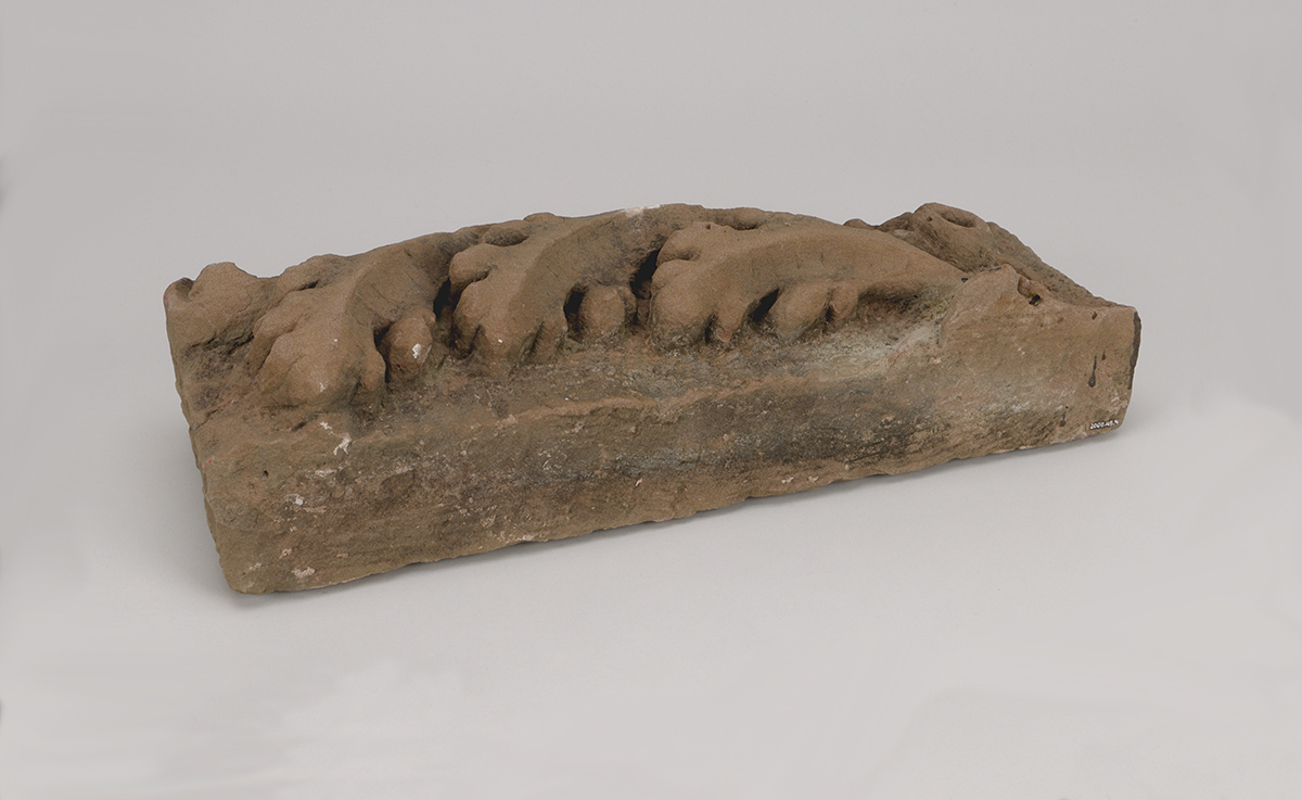 Une pierre brune sur laquelle sont gravées des feuilles, située au Musée canadien de l'histoire à Ottawa.