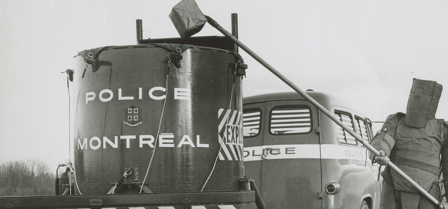 Une photo en noir et blanc d'un camion de police exposée au Musée canadien de l'histoire à Ottawa.