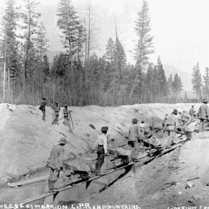 Des ouvriers chinois du Canadien Pacifique travaillant dans les montagnes