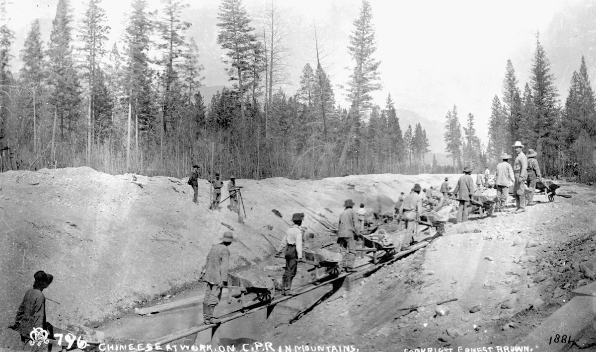 Un groupe d'hommes travaillant sur un chemin de terre à Ottawa, près du Musée canadien de l'histoire.