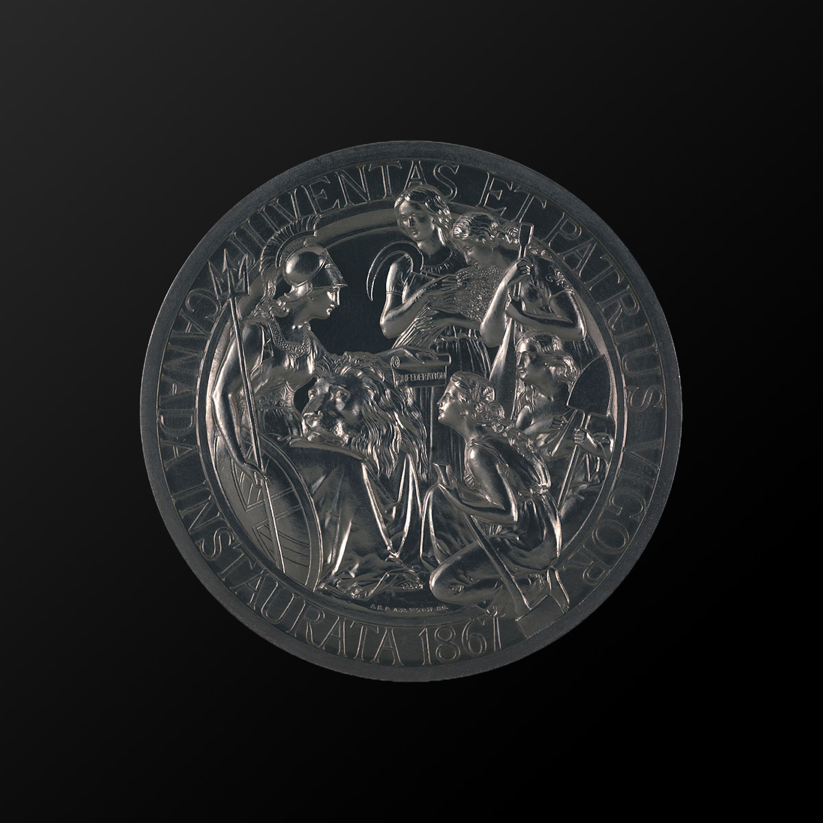 À Ottawa, un médaillon en argent à fond noir est exposé au Musée canadien de l'histoire.