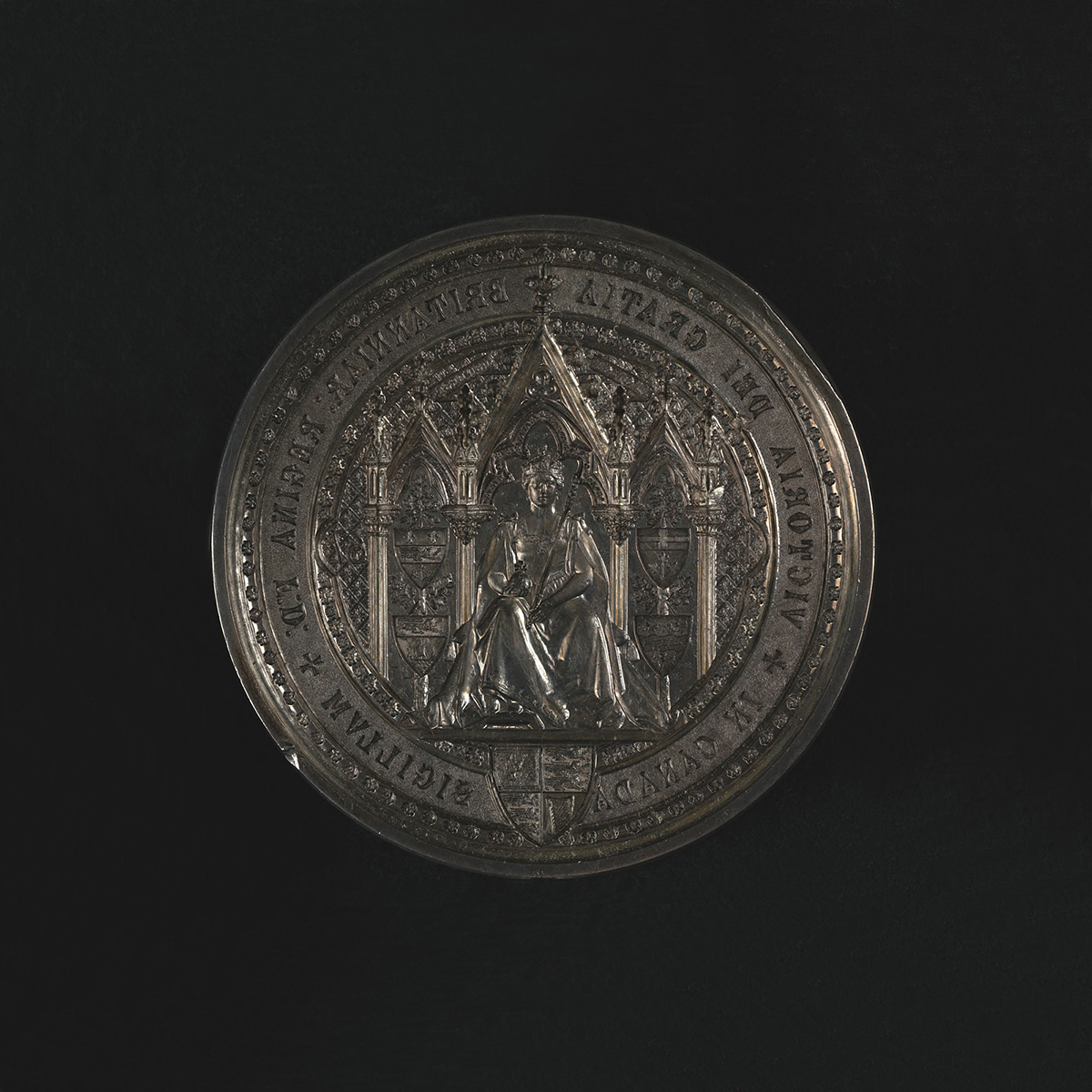 Une pièce d'argent avec une statue dessus, située à Ottawa au Musée canadien de l'histoire.