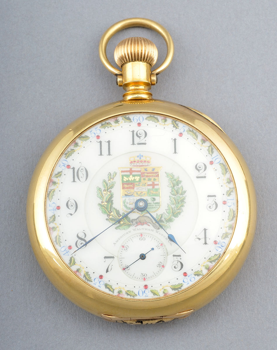 Un Musée canadien de l'histoire expose une montre de poche en or ornée d'armoiries.