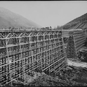 Pont du Canadien Pacifique surplombant le ruisseau Mountain, en Colombie-Britannique