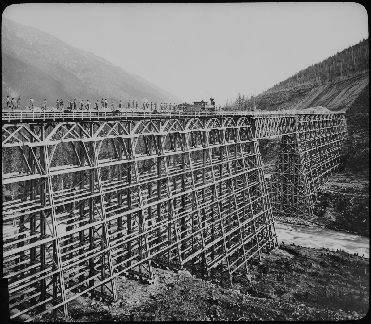 Une photo en noir et blanc d'un pont au-dessus d'une rivière à Ottawa