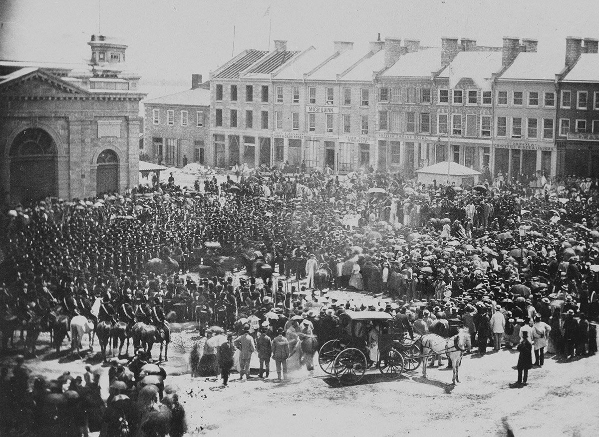 Une foule de personnes rassemblée devant le Musée canadien de l'histoire à Ottawa.