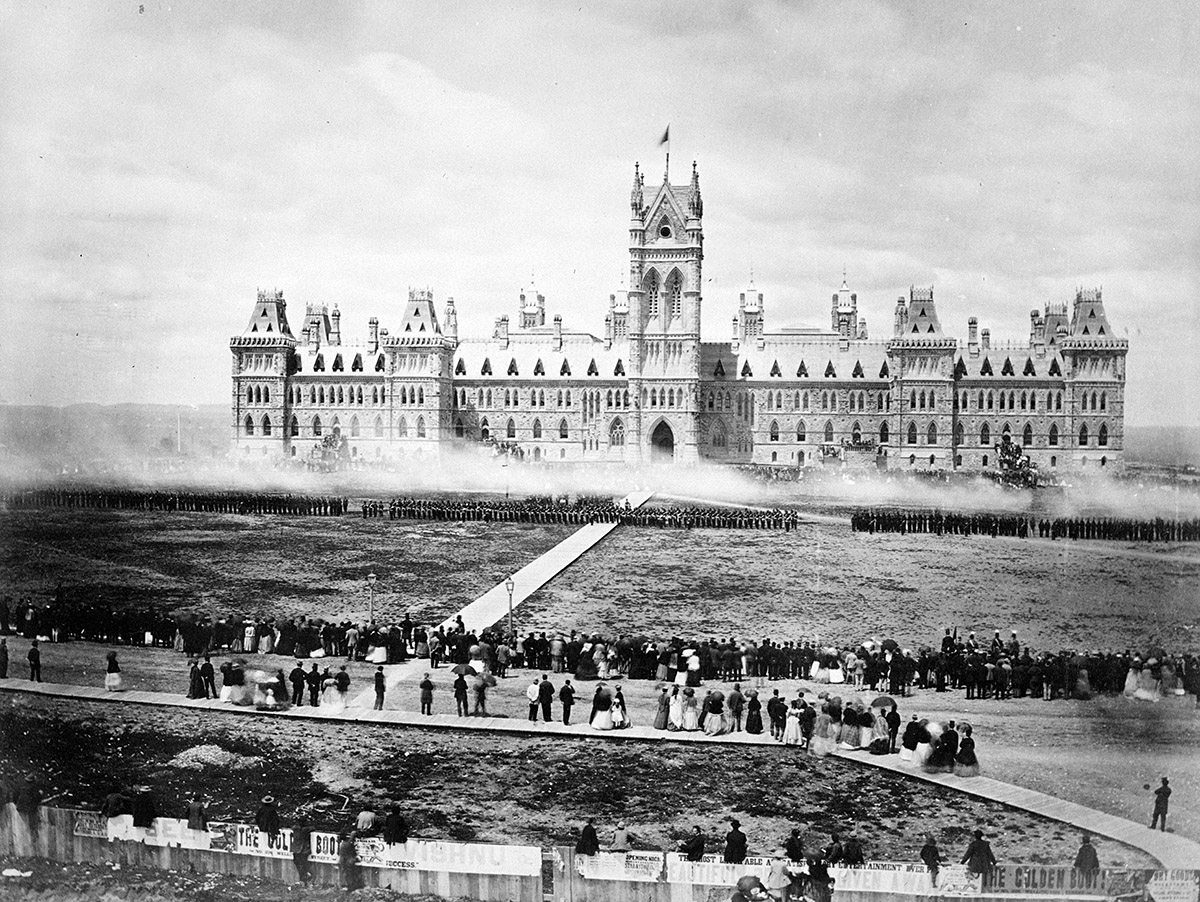 Une photo en noir et blanc du Musée canadien de l'histoire à Ottawa avec de la fumée qui s'en échappe.