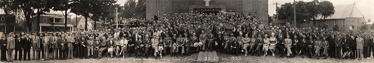 Un grand groupe de personnes debout devant le Musée canadien de l'histoire à Ottawa.