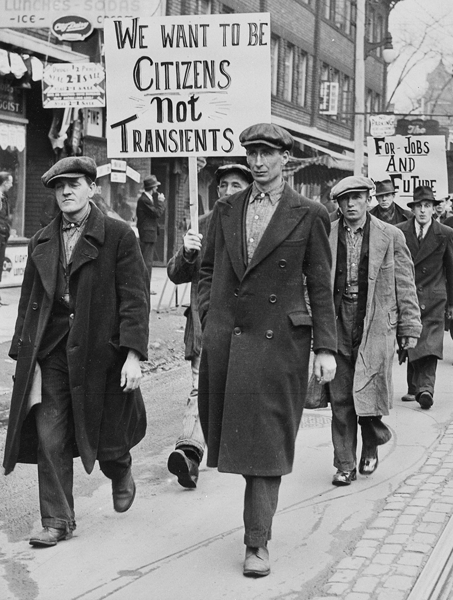 Un groupe de personnes marchant dans une rue d'Ottawa avec une pancarte faisant la promotion du Musée canadien de l'histoire.