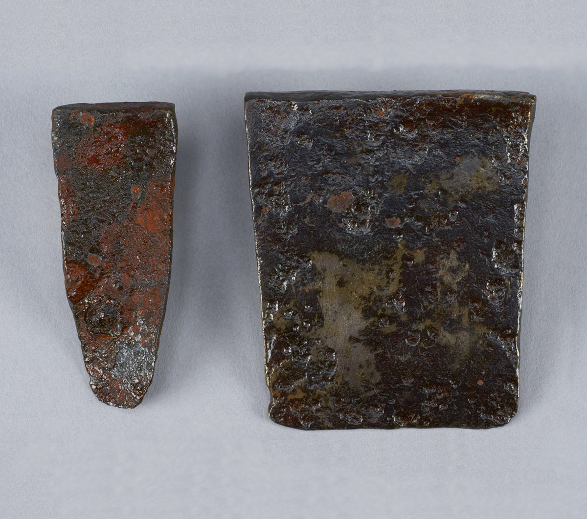 Deux morceaux de métal rouillés exposés au Musée canadien de l'histoire à Ottawa.