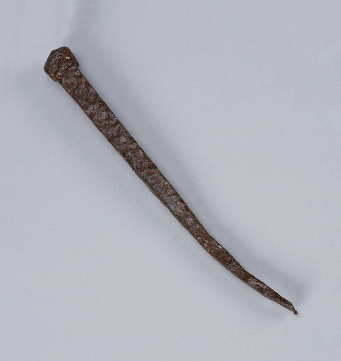 Un petit morceau de métal sur une surface blanche au Musée canadien de l'histoire à Ottawa.