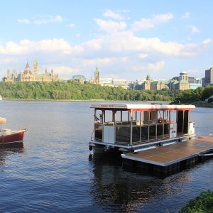 Un bateau à côté de la rive