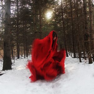 Femme habillée de vêtements rouge
