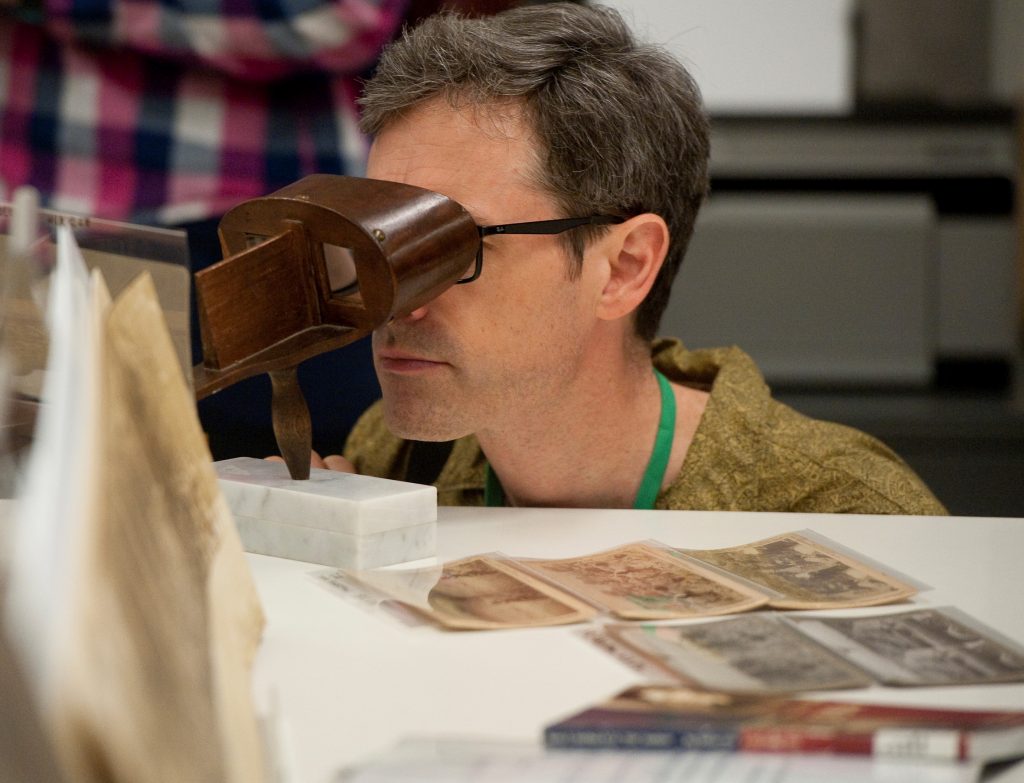 Image d'un historien travaillant