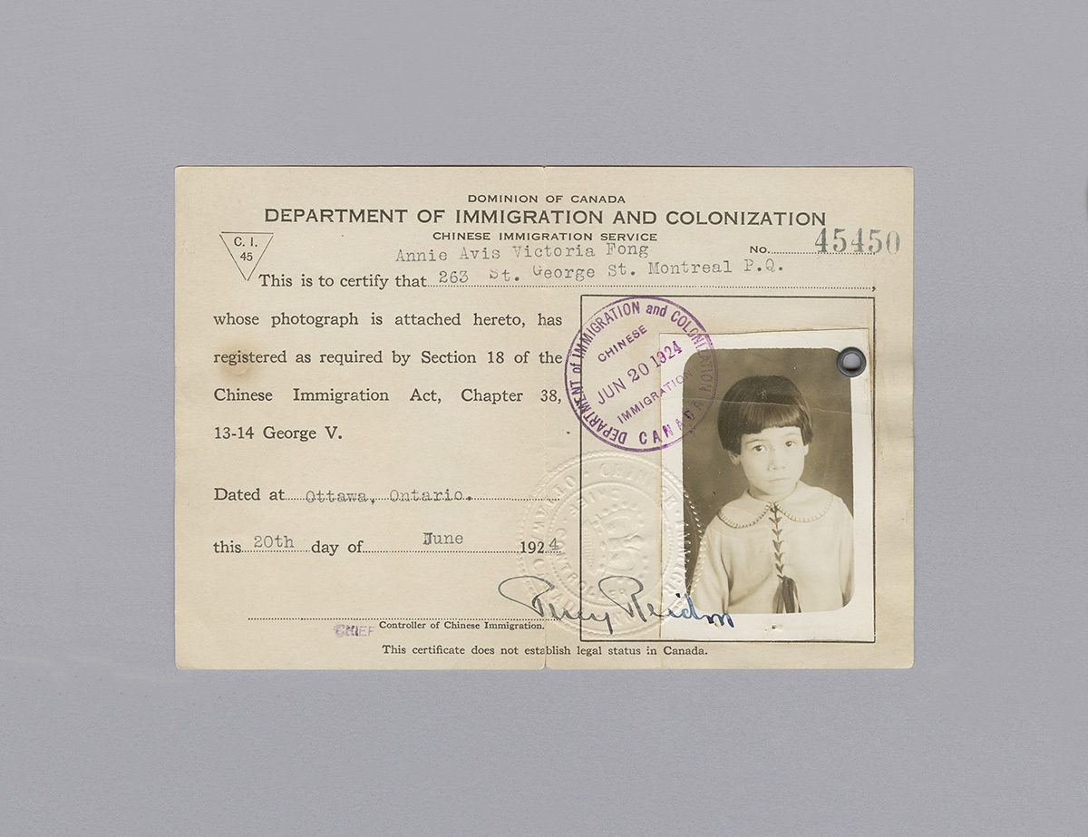 Une vieille carte d'identité avec la photo d'une jeune fille, trouvée à Ottawa au Musée canadien de l'histoire.